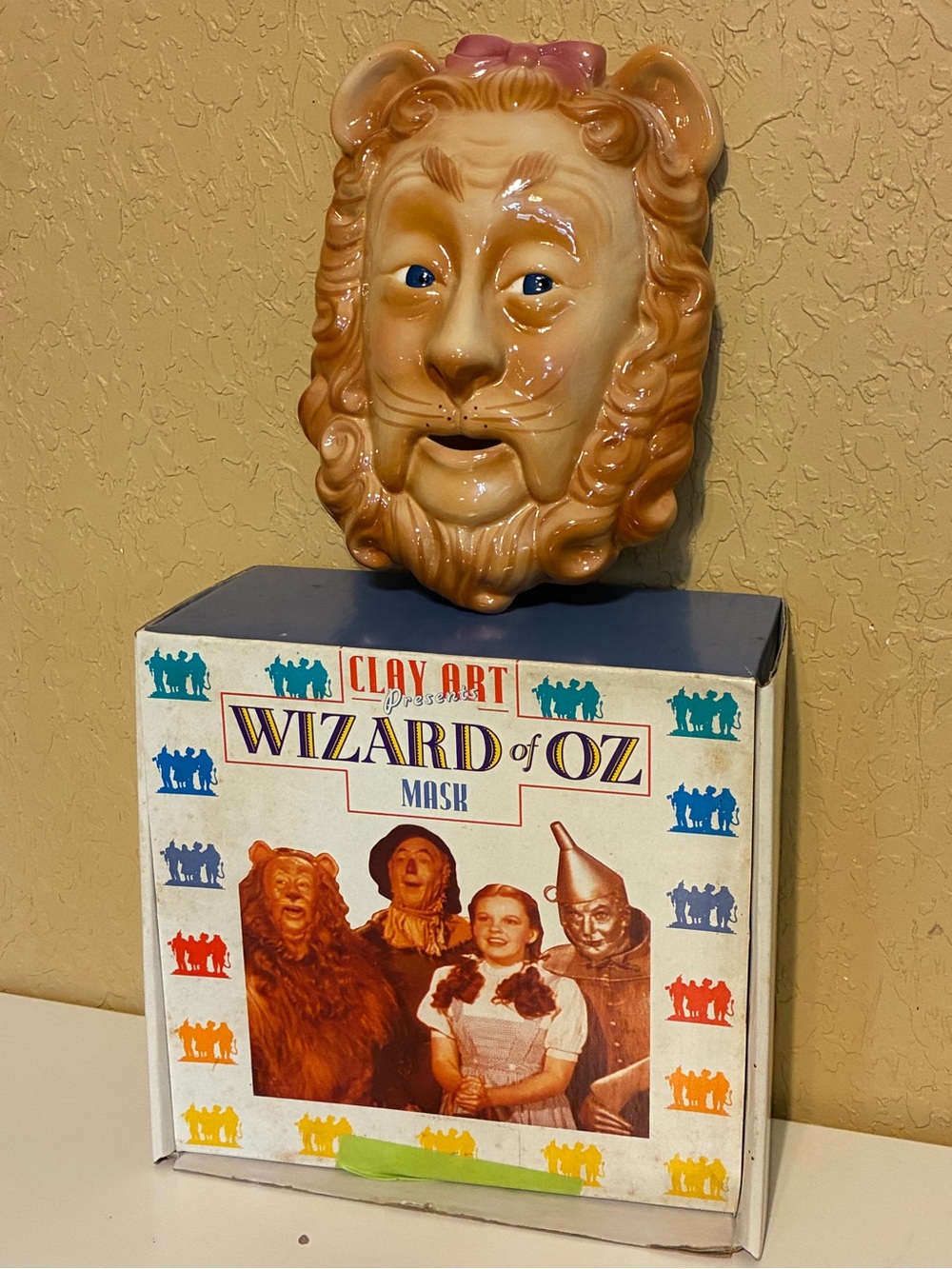 Vintage 1990’s Cowardly Lion Wizard Of OZ Clay Art Wall Mask Org Box